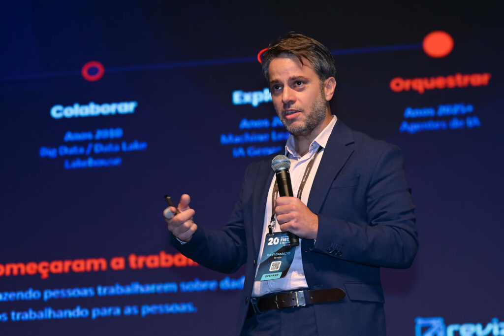 Davi Damazio, Diretor-Geral da Revizia, durante a apresentação da palestra “Dados não trabalham por você: a era dos agentes de IA da Revizia na gestão fiscal”, no 20º Fórum de Gestão Fiscal e Tributária, realizado em 2026.