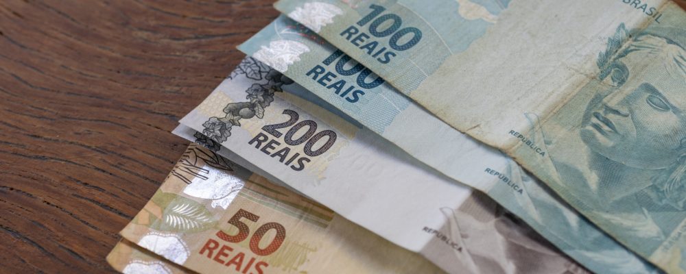 brazil money brazilian banknotes table